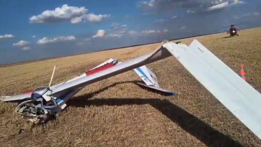 You are currently viewing Un planor a murit după ce s-a prăbușit pe un câmp din județul Olt