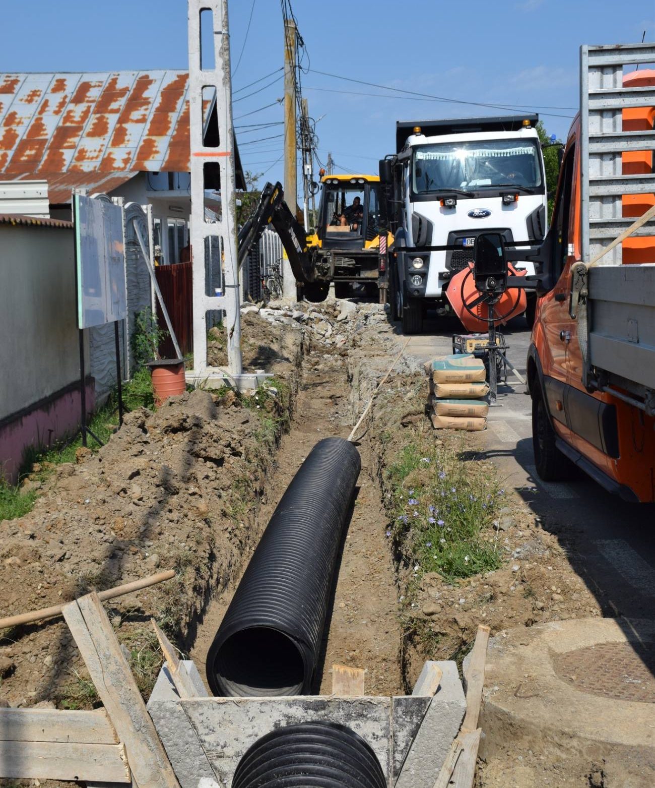 You are currently viewing Se lucrează pentru amenajarea de șanțuri betonate, la Raciu