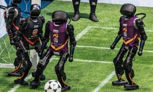 Read more about the article Primul meci de fotbal între roboți umanoizi controlați de inteligență artificială a avut loc în China