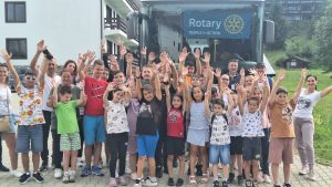Read more about the article Zi perfectă de vacanță pentru copiii din centrele sociale târgoviștene
