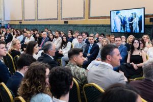 Read more about the article Adrian Țuțuianu: 150 de tineri vor avea șansa, timp de două luni, să cunoască specificul activităților ministerelor și instituțiilor administrației publice centrale care organizează în acest an stagii de practică