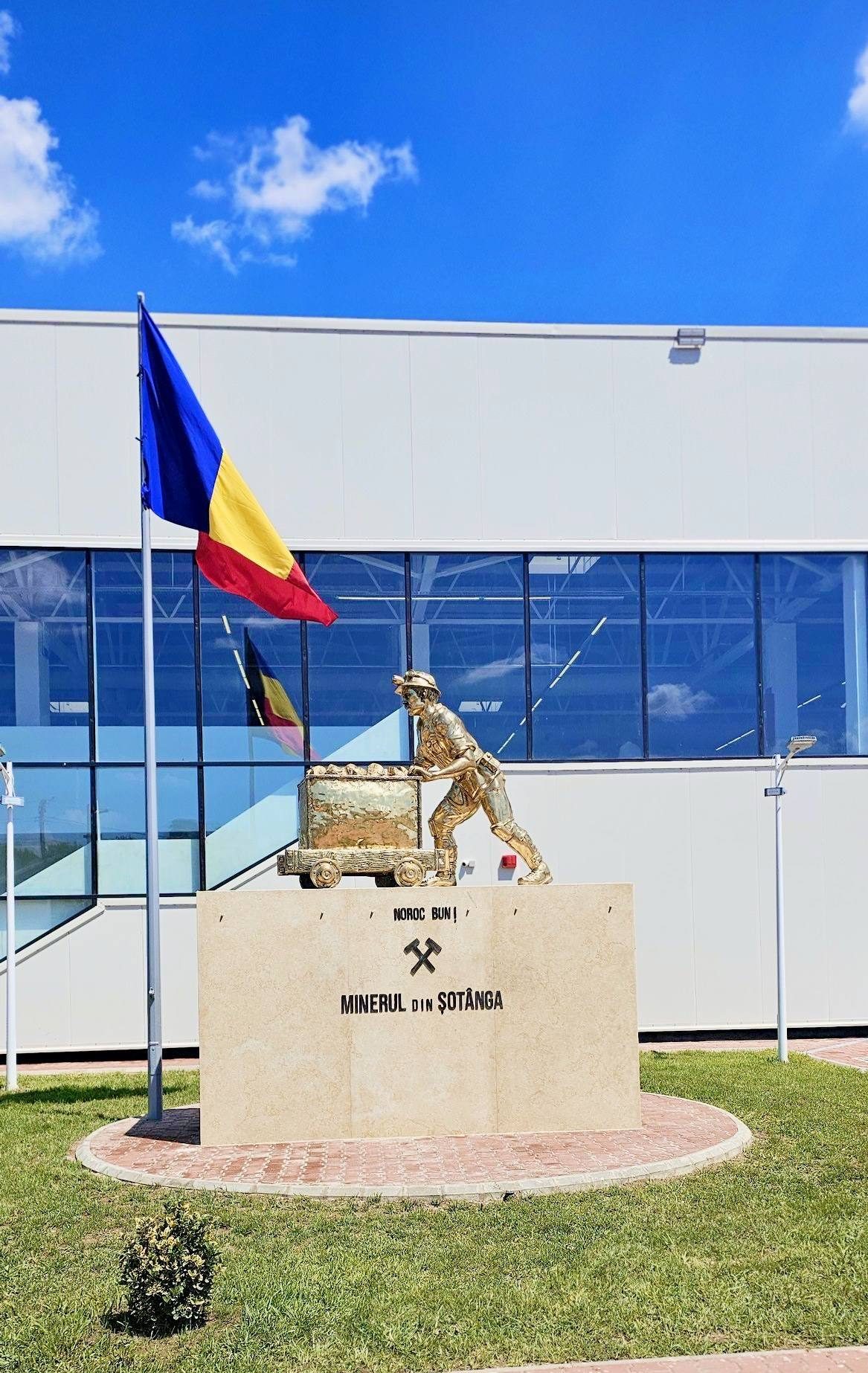 You are currently viewing Monument dedicat minerilor, sală de sport modernă și omagii aduse comunității, de Ziua Comunei Șotânga