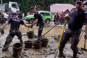 Read more about the article Intervenții continue ale autorităților pentru înlăturarea efectelor inundațiilor din județul Suceava