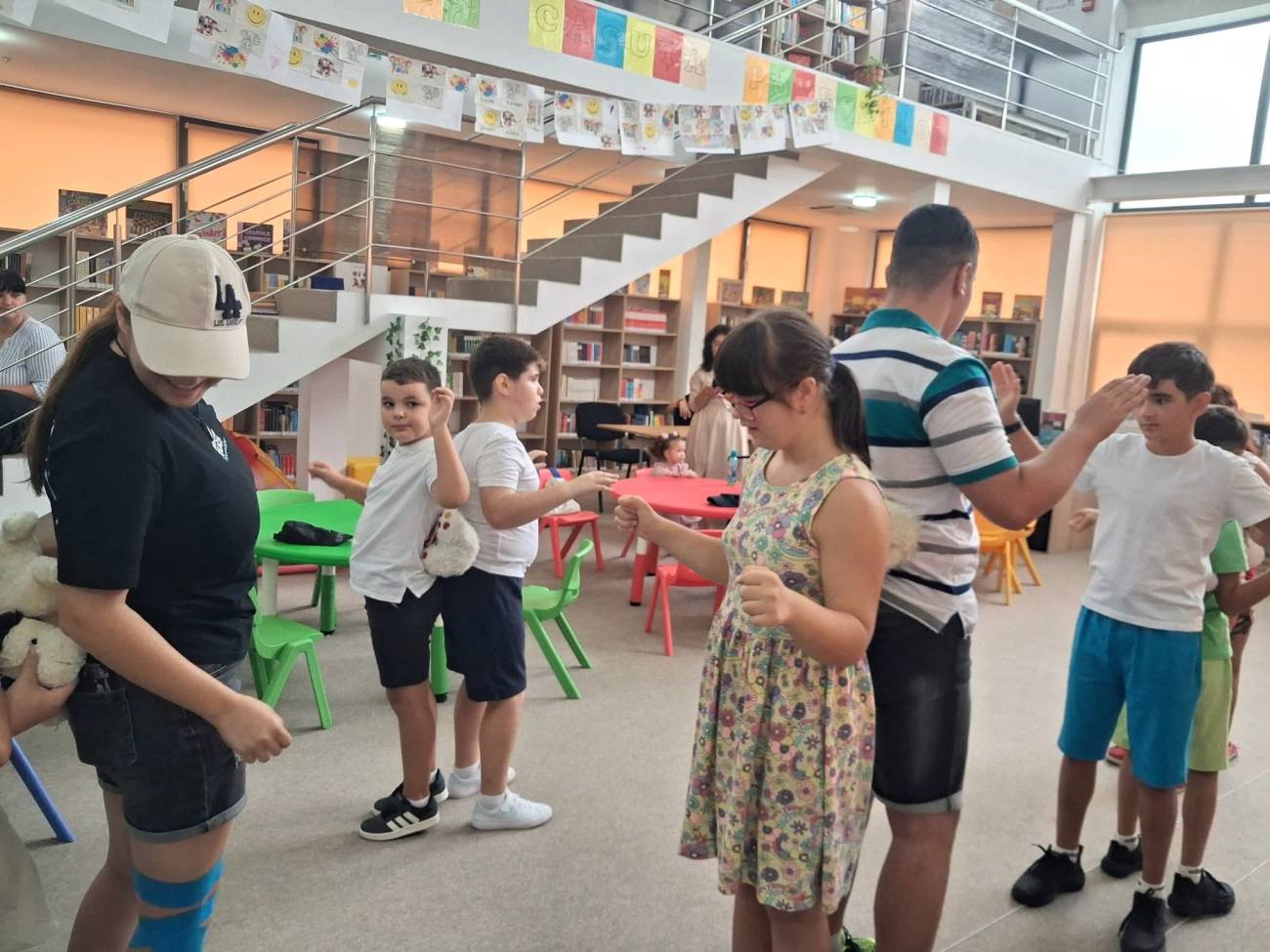 You are currently viewing Zi de bucurie și prietenie la Filiala pentru Copii a Bibliotecii Județene Dâmbovița