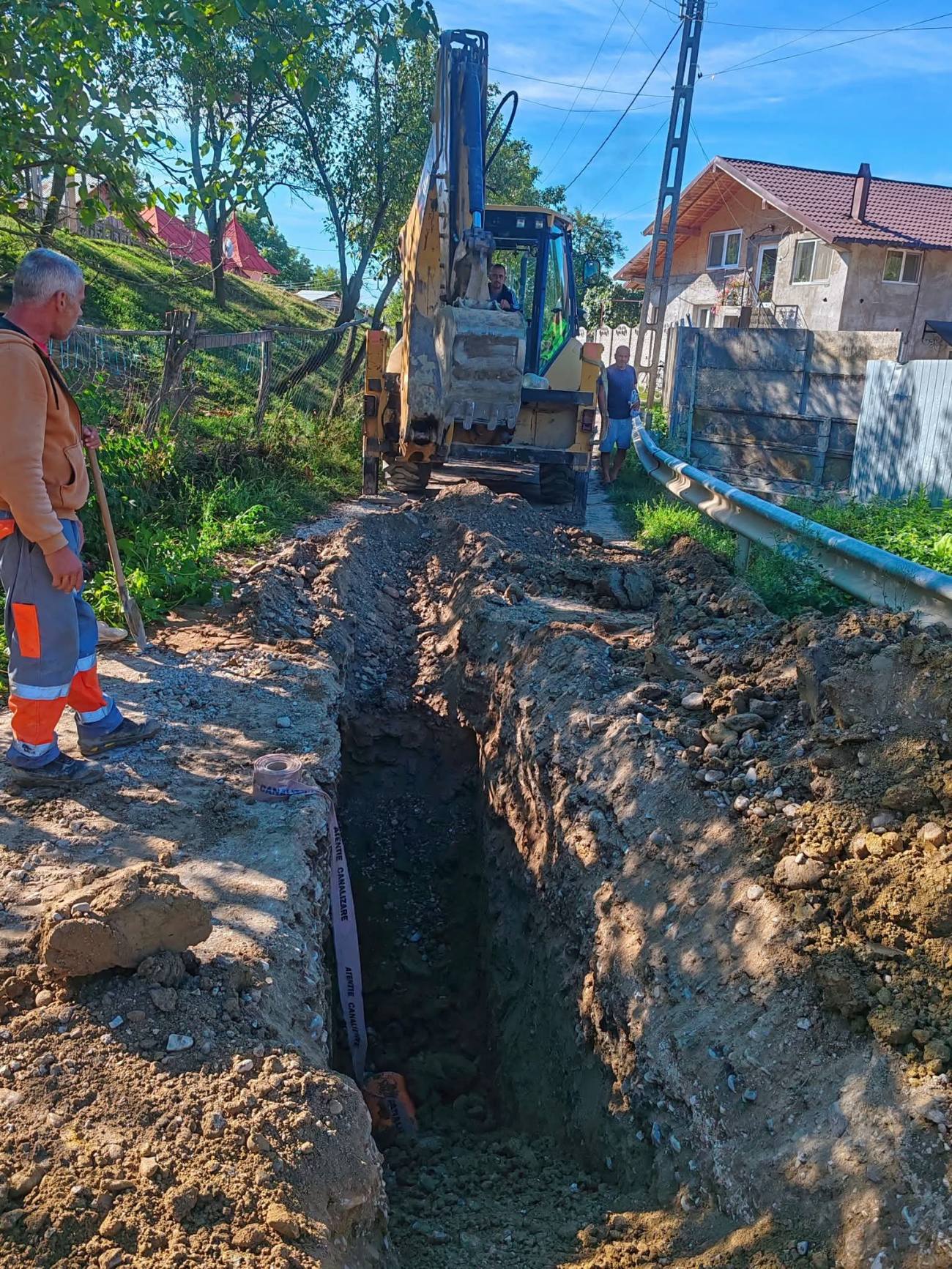 You are currently viewing Lucrări intense, la Vulcana-Pandele, se lucrează la grădiniță, drumuri, canalizare și podul peste râul Vulcana