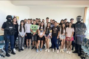Read more about the article Jandarmii dâmbovițeni în acțiune de prevenire pentru elevii din cadrul programului Școala de vară – „A fost odată ca niciodată”
