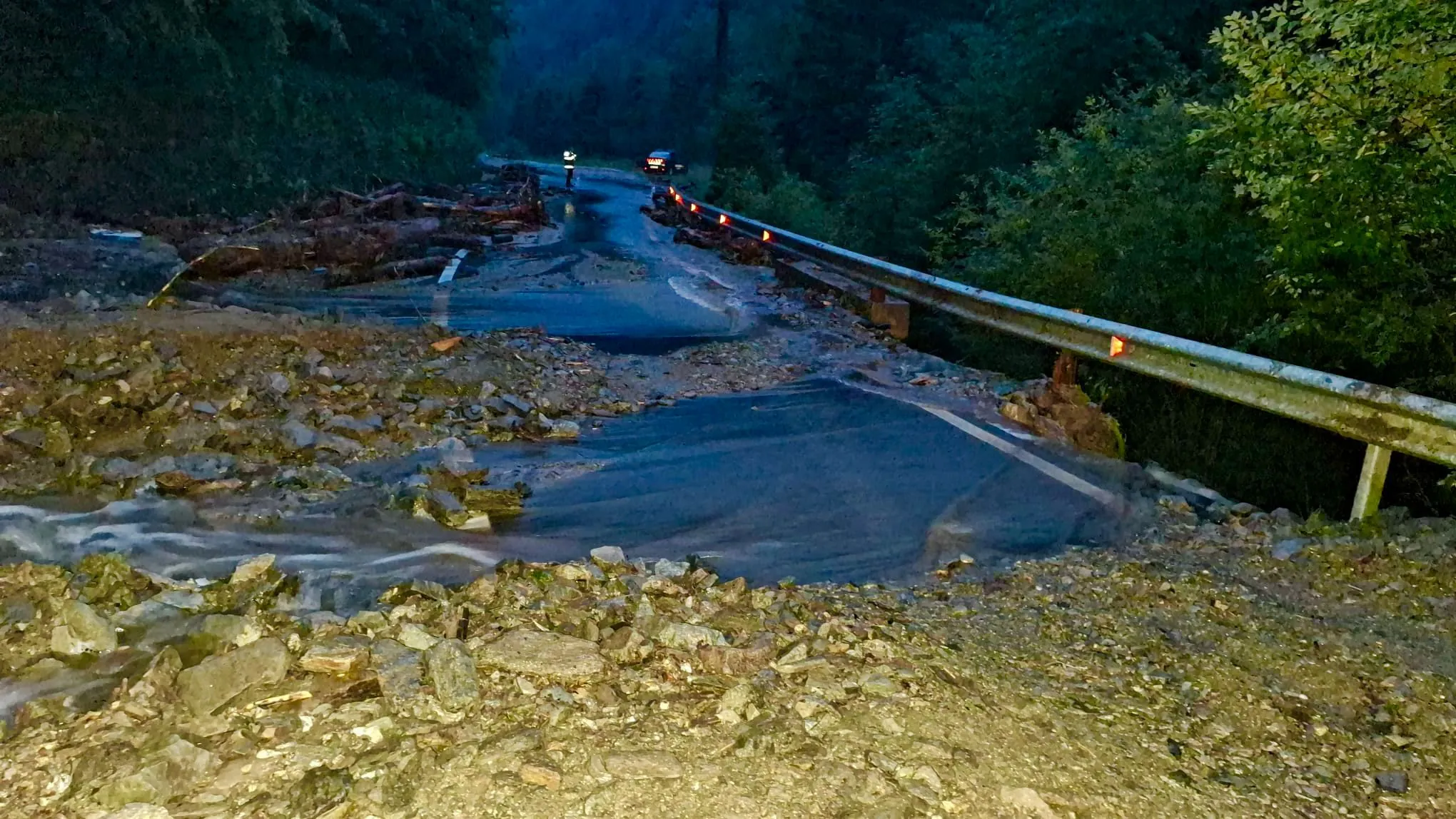 You are currently viewing Zeci de mașini blocate pe Transfăgărășan din cauza unei viituri