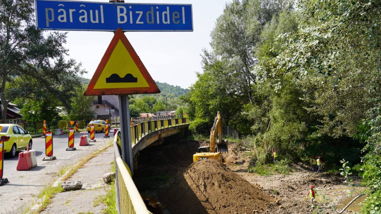 You are currently viewing Podul peste pârâul Bizdidel din Pucioasa, în sfârșit în lucru