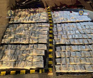 You are currently viewing Polițiștii au descoperit peste 66 de kilograme de cocaină, introdusă în țară de doi cetățeni sârbi