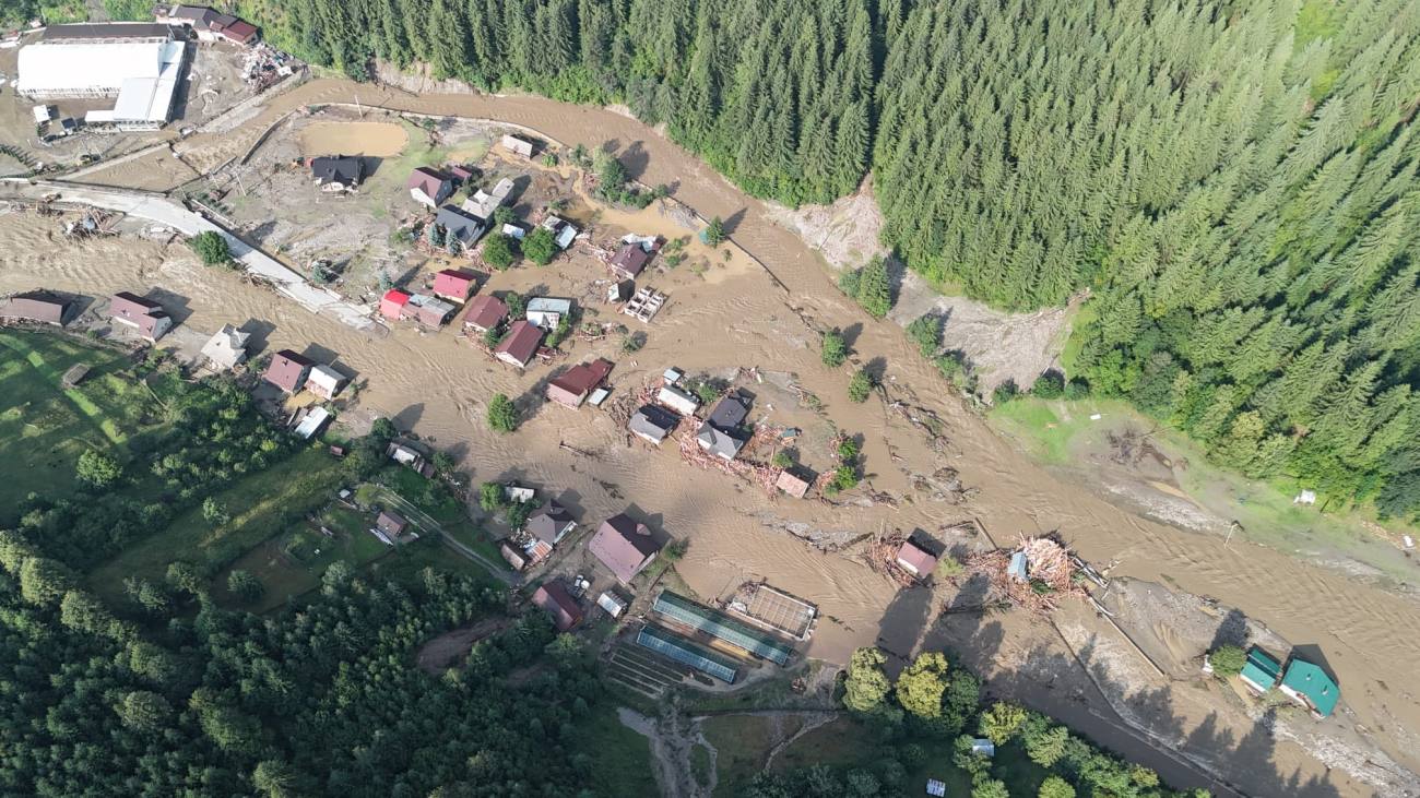 You are currently viewing Pompierii dâmbovițeni, în sprijinul colegilor din Suceava și al oamenilor afectați de inundațiile devastatoare
