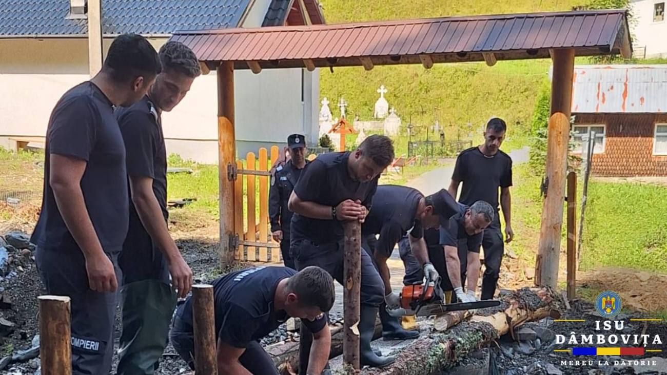You are currently viewing Intervenție umanitară a pompierilor dâmbovițeni în sprijinul comunității din Dârmoxa, județul Suceava
