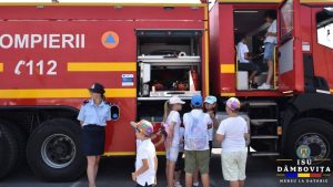 Read more about the article Micii curioși de la Arcobaleno, în vizită la pompierii din Târgoviște