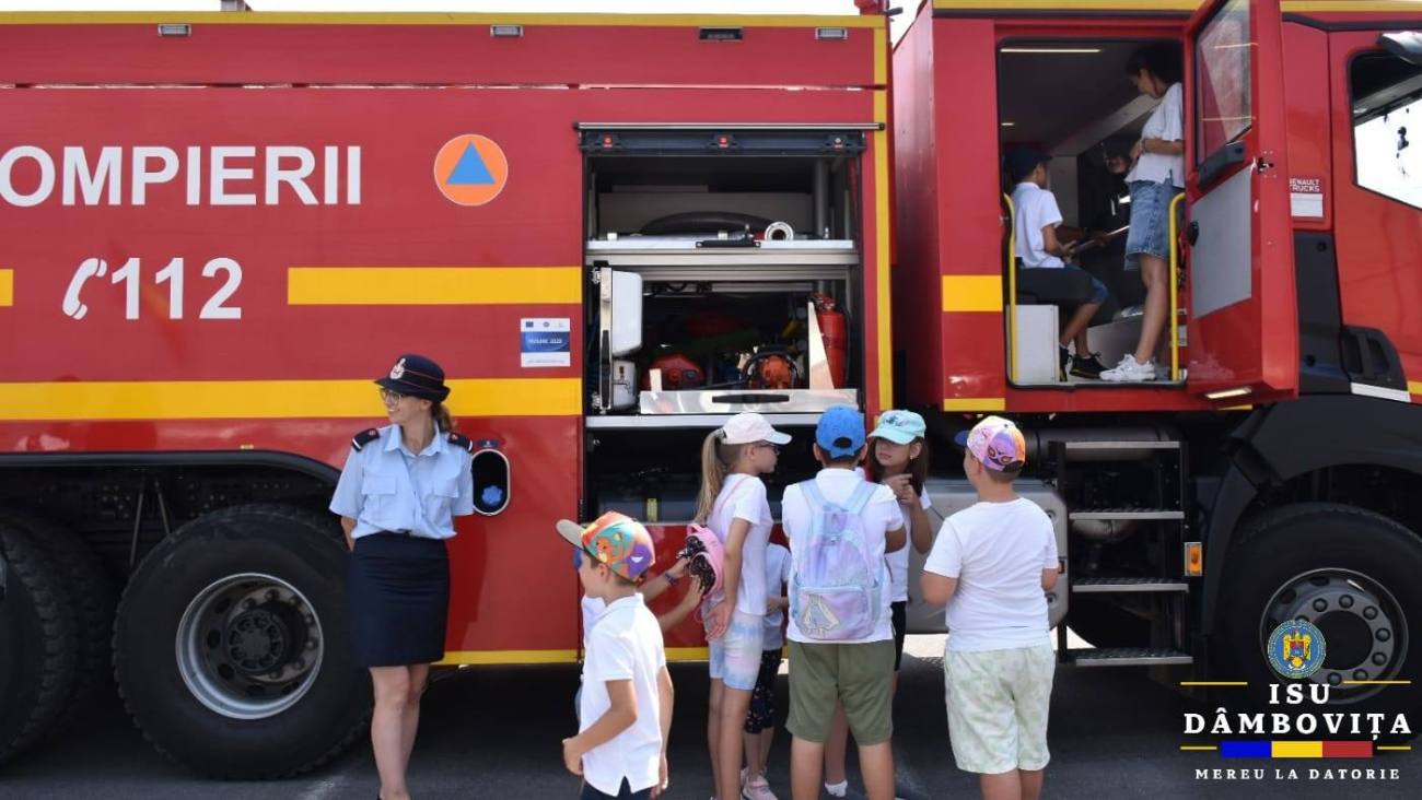 You are currently viewing Micii curioși de la Arcobaleno, în vizită la pompierii din Târgoviște