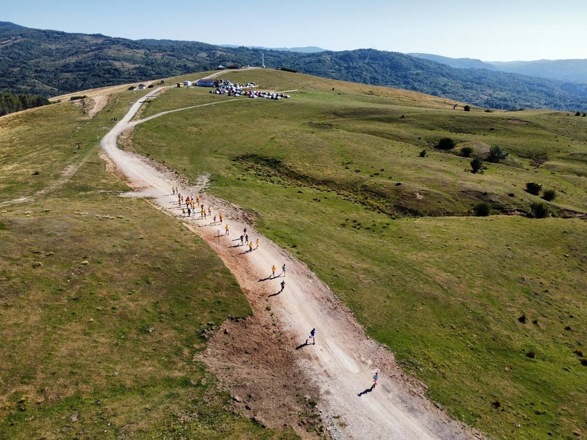 You are currently viewing Underdogs – The Backyard Ultra 2025 s-a încheiat. Răzvan Farkas, „Last One Standing”, după 30 de ore de alergare