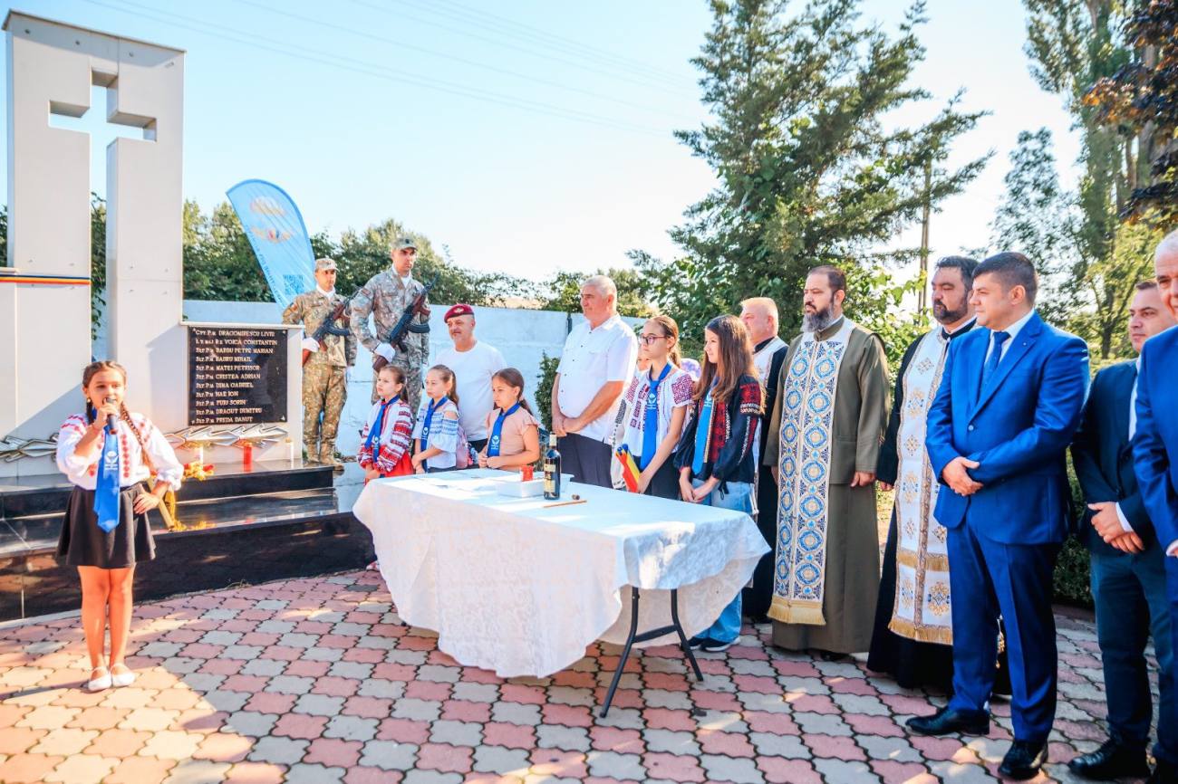 You are currently viewing Comunitatea din Titu a marcat 45 de ani de la înființarea Regimentului 64 Parașutiști