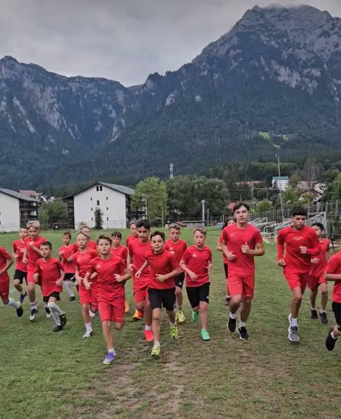 You are currently viewing Tinerii din Dărmănești, în cantonament, alături de Petrolul Noua Generație