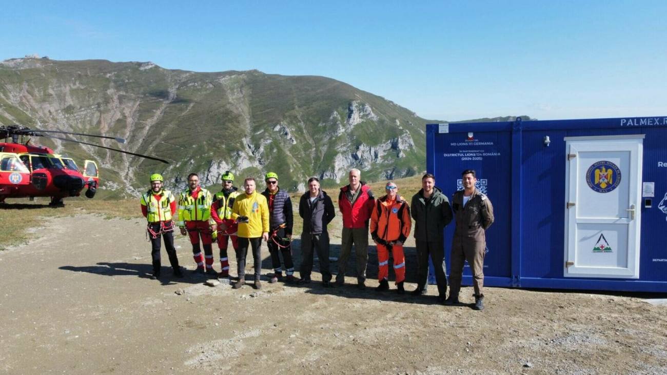 You are currently viewing Un refugiu montan, dotat cu pături, apă și sistem de încălzire, a fost amplasat în Bucegi, pe traseul spre Vârful Omu