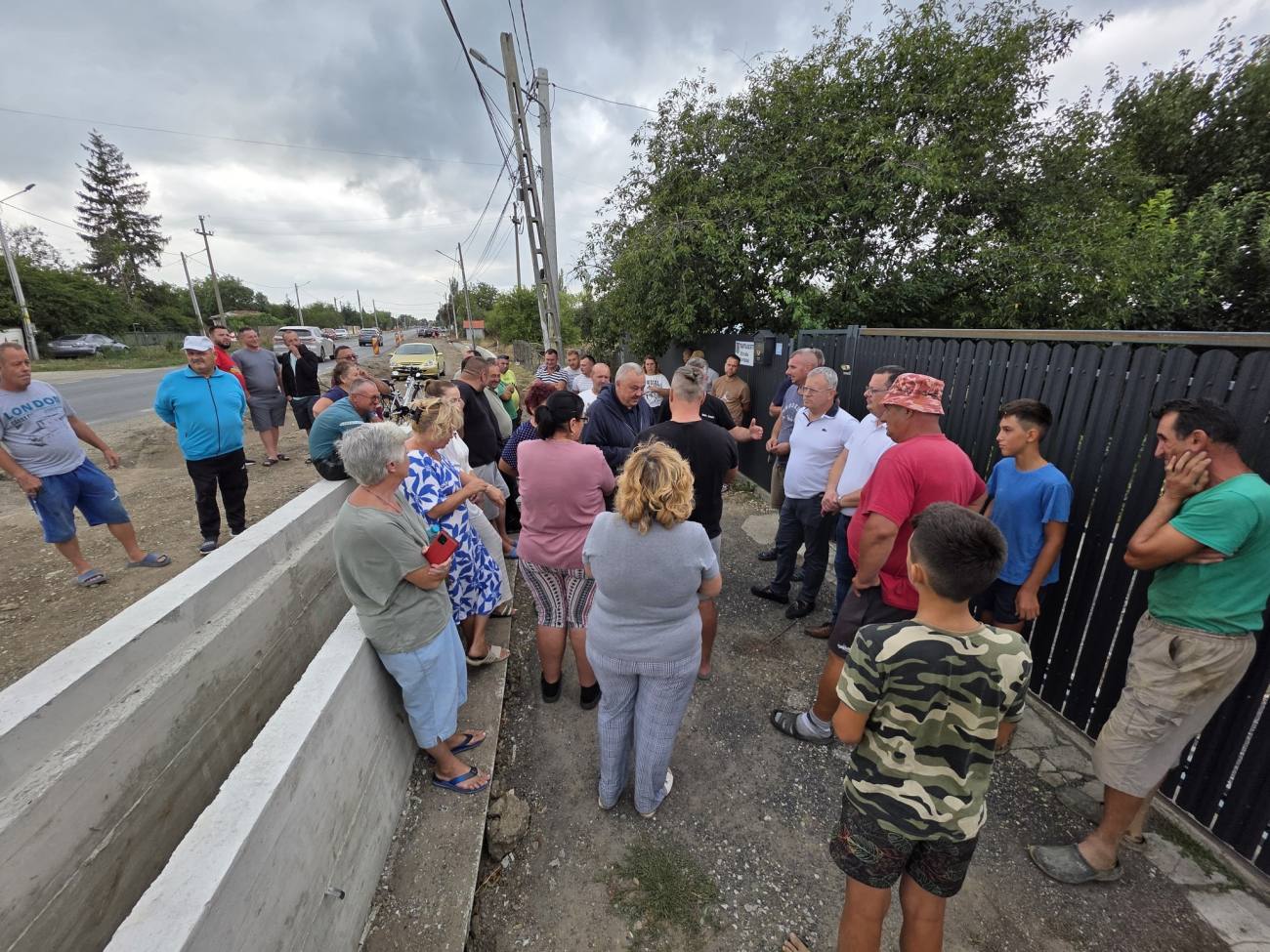 You are currently viewing Ionuț Săvoiu, în mijlocul oamenilor din Bâldana: „Modernizarea DN71 nu va afecta accesul cetățenilor la propriile curți”