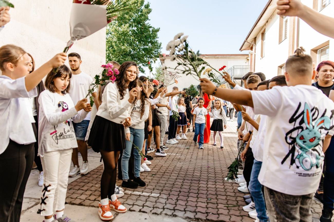 You are currently viewing Primul clopoțel a venit la Titu cu rechizite cadou, școli moderne și emoții pentru un nou început