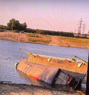 Read more about the article Un bac s-a scufundat în Dunăre, imediat după ce un TIR plin cu floarea-soarelui a urcat pe el