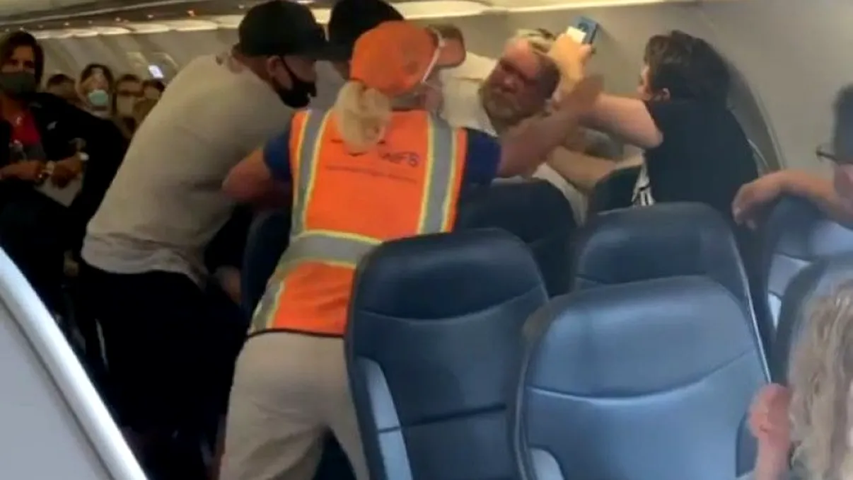 You are currently viewing Mai mulți pasageri s-au luat la bătaie la bordul unui avion care venea de la Tel Aviv la București