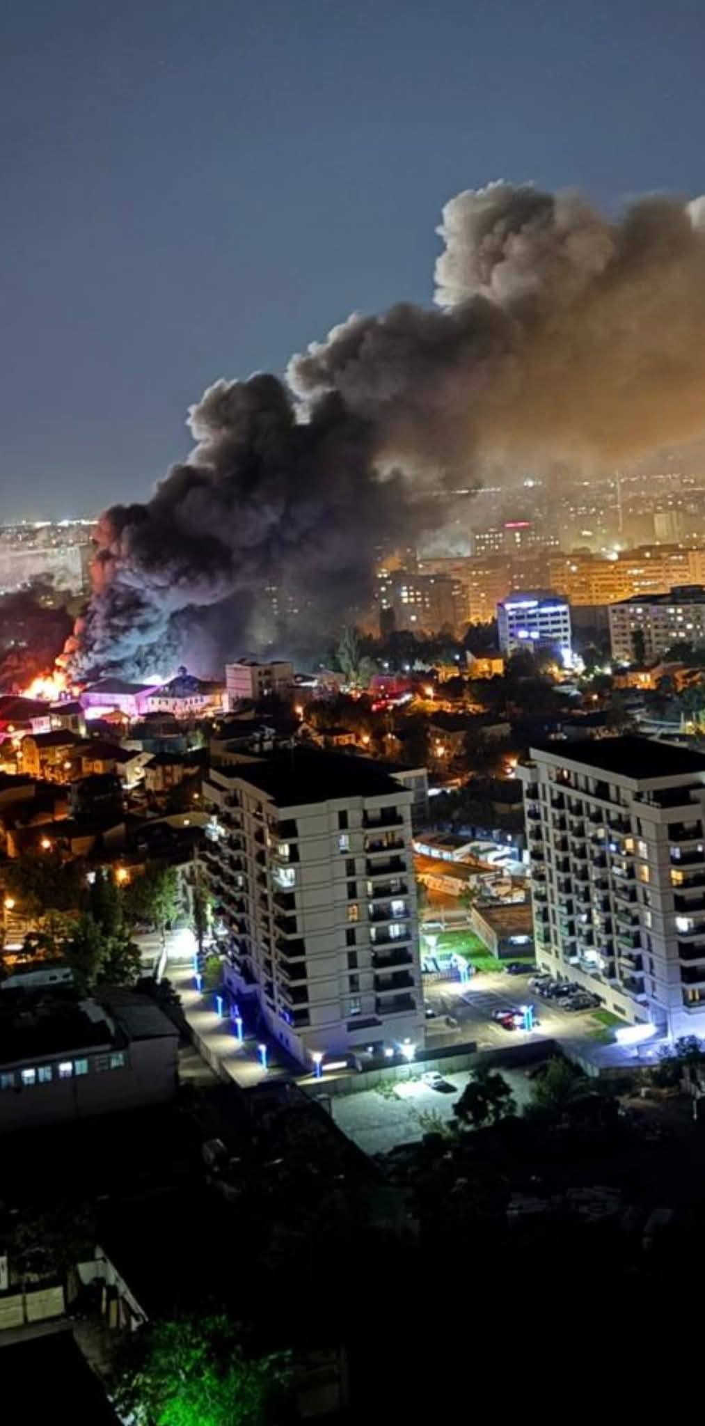 You are currently viewing Incendiu puternic, cu degajări masive de fum, în București
