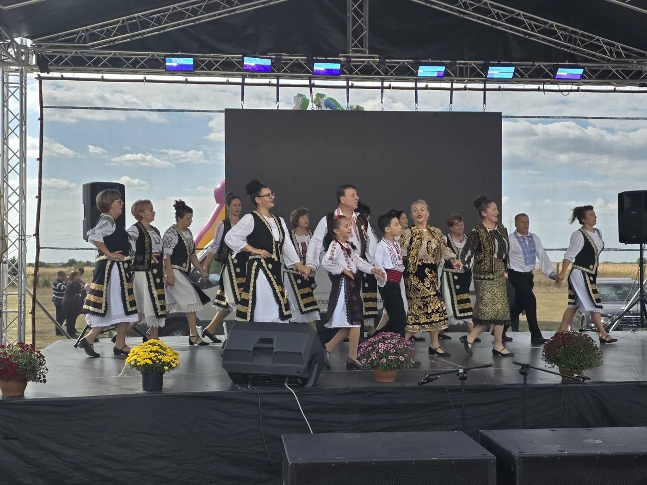 You are currently viewing Zi de sărbătoare la Comișani! Comunitatea petrece, astăzi, de Ziua Comunei