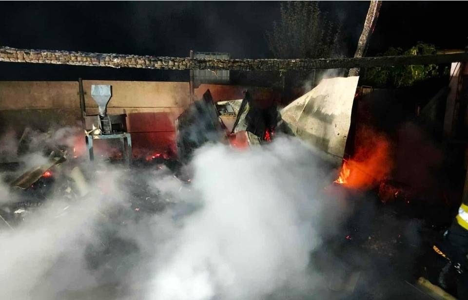 You are currently viewing Incendiu puternic în miez de noapte, la Gheboieni! Pompierii au intervenit!