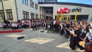 Read more about the article Mesaj emoționant al primarului comunei Bezdead, la început de an școlar: școala este locul unde se formează caractere și se pun bazele viitorului