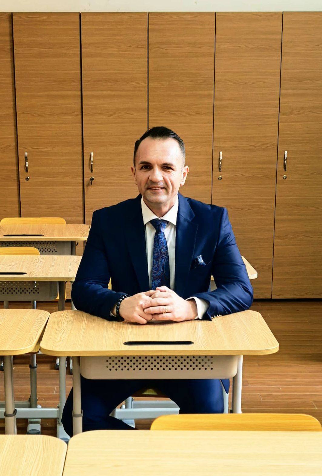 You are currently viewing Cristian Stan, primarul Târgoviștei: Am făcut o poză în banca în care mă așezam în urmă cu 31 de ani