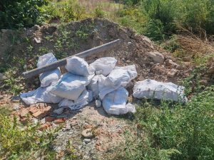 Read more about the article Deșeuri din construcții, aruncate ilegal în Vulcana Pandele. Autoritățile fac verificări pentru identificarea și sancționarea autorului