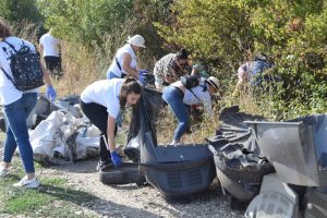 Read more about the article Comunitatea din Răcari a participat la o amplă acțiune de ecologizare în Pădurea Ioneasca