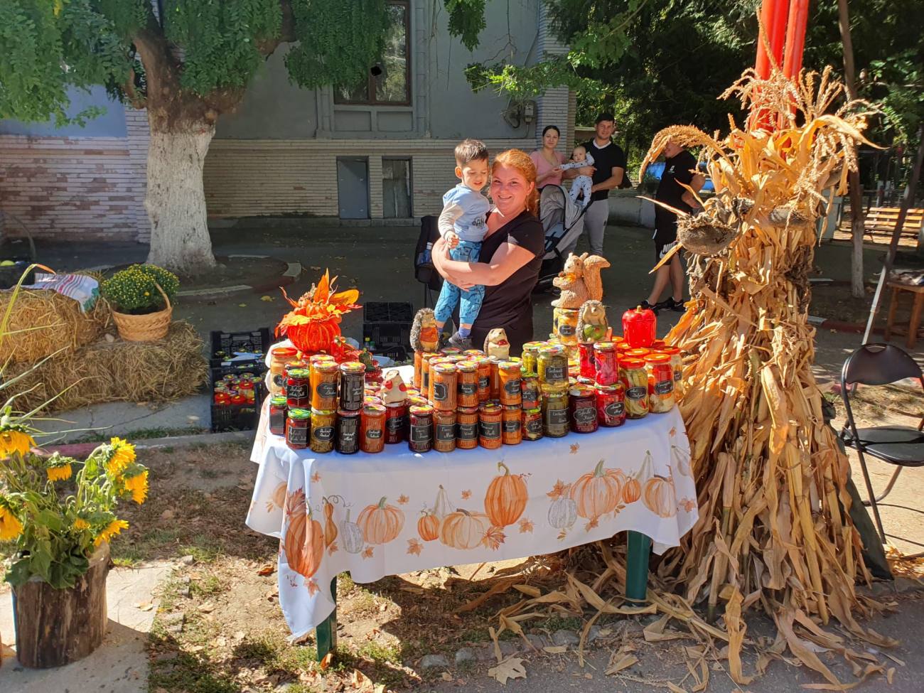 You are currently viewing Sărbătoarea Toamnei la Găești se apropie de final. Astăzi este ultima zi în care producătorii își prezintă mărfurile, în Parcul Central