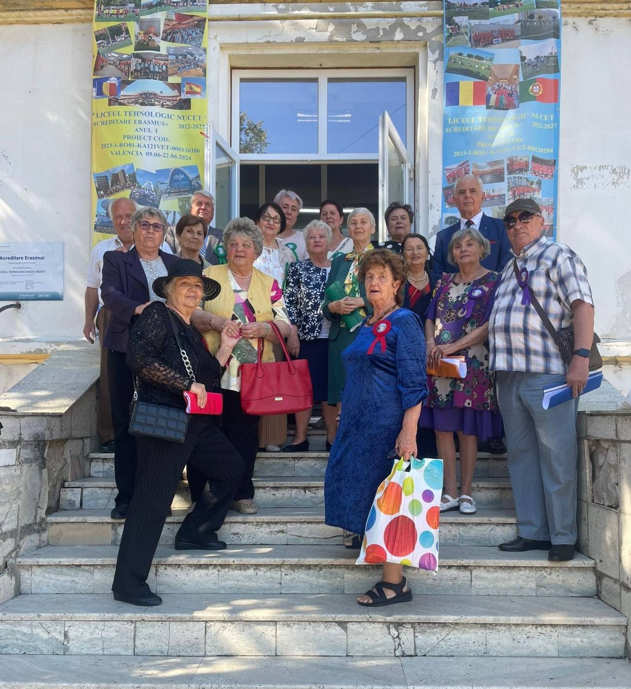 You are currently viewing Reuniune memorabilă la Liceul Tehnologic Nucet – opt generații s-au reîntâlnit după mai bine de jumătate de secol