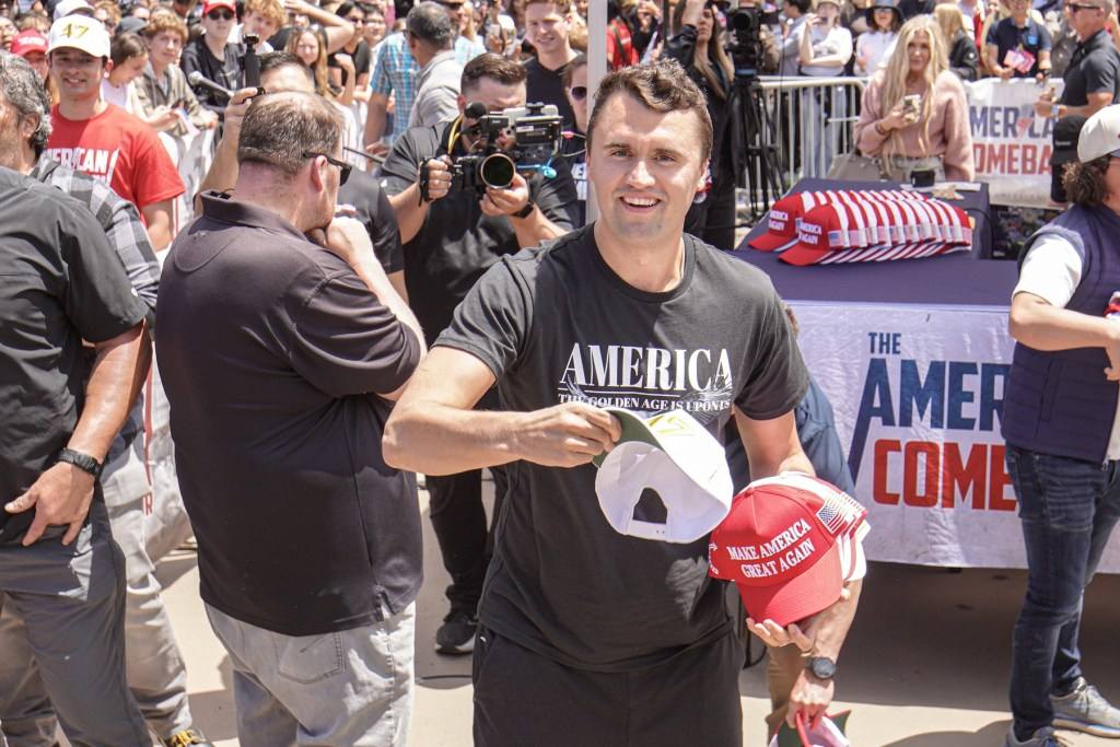 You are currently viewing Zeci de mii de oameni sunt așteptați să participe la o ceremonie în memoria lui Charlie Kirk, ținută pe un stadion din Arizona