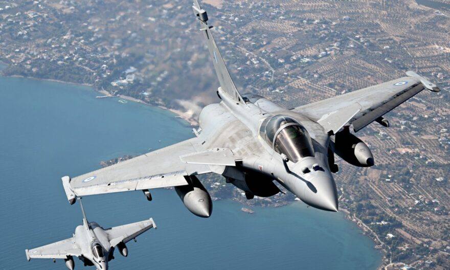 You are currently viewing Franţa trimite trei avioane de vânătoare Rafale pentru a proteja spaţiul aerian polonez şi est-european