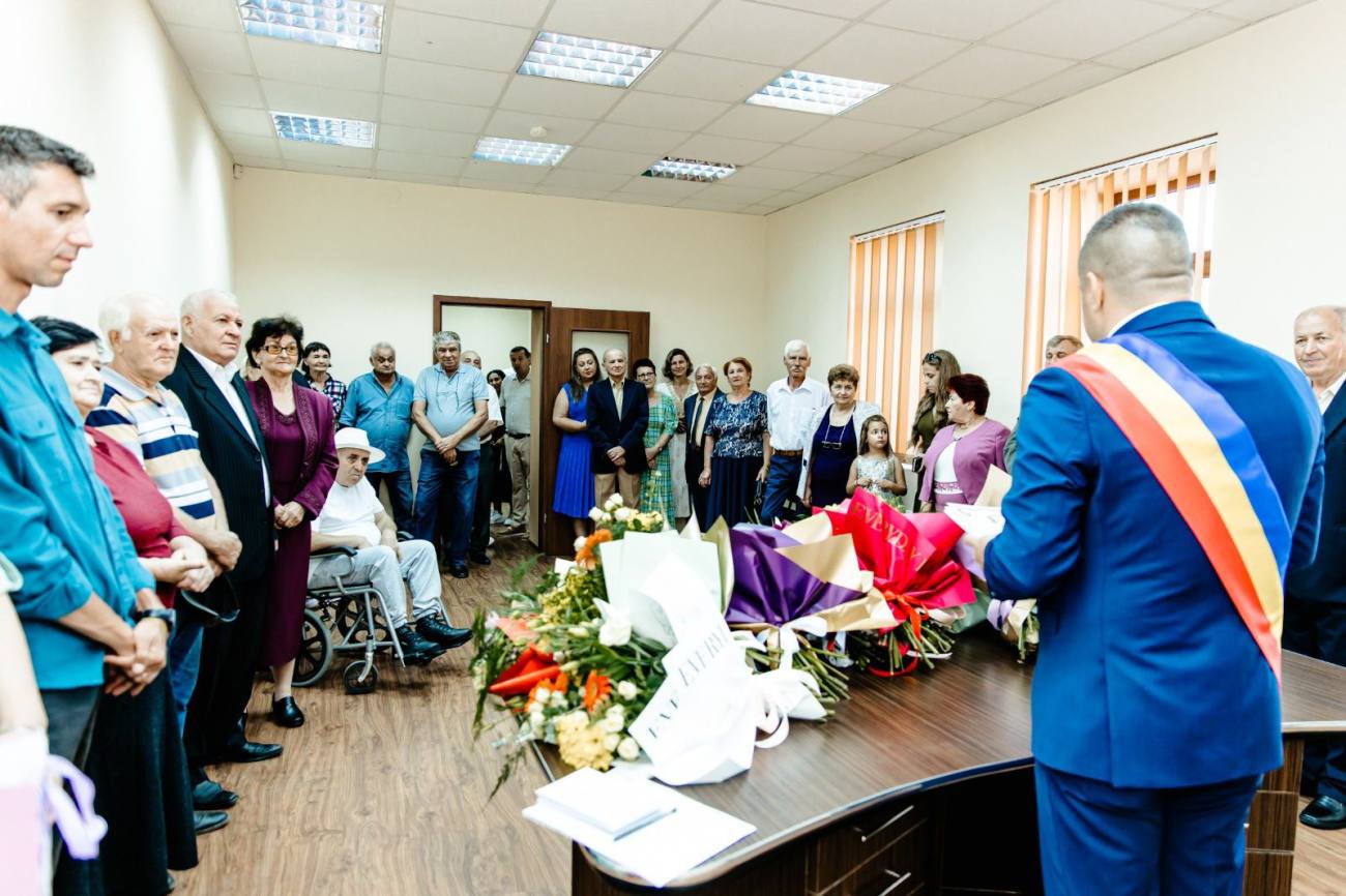 You are currently viewing Exemple care unesc generații: cuplurile care au trecut proba timpului, celebrate la Titu în cadrul Zilelor Orașului