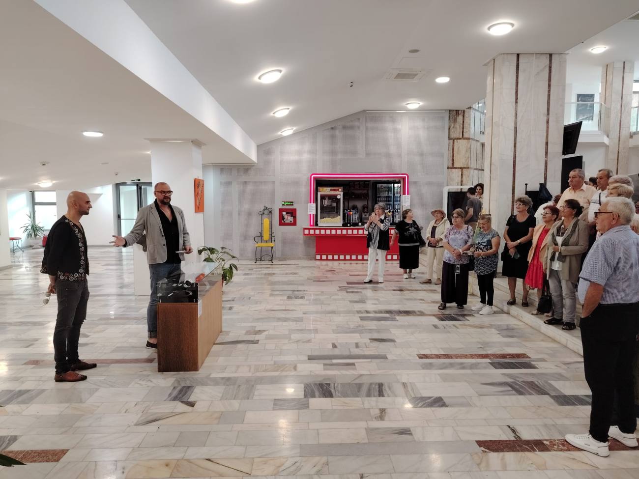 You are currently viewing Astăzi a avut loc, la Târgoviște, vernisajul expoziției „They Live” semnată de artistul vizionar Kristian Dimofte