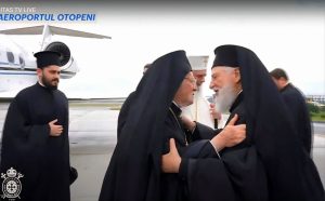Read more about the article Patriarhul Ecumenic Bartolomeu I a fost întâmpinat la Aeroportul Internațional din București de Patriarhul Daniel și Mitropolitul Nifon