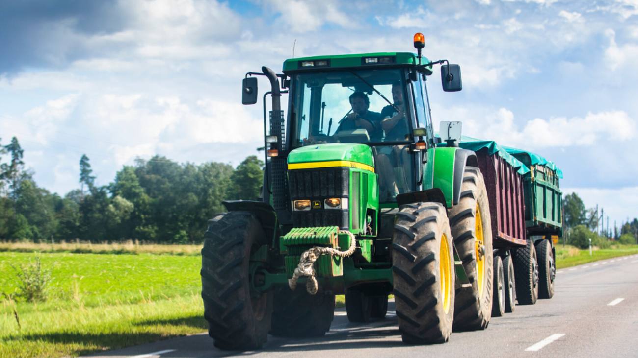 You are currently viewing Lege: Tractoarele și utilajele agricole pot fi conduse cu permis categoria B