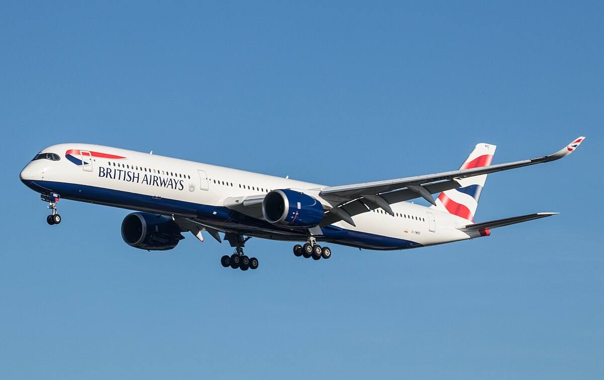 You are currently viewing Un avion care zbura de la Istanbul spre Londra a aterizat de urgență la București din cauza unor degajări de fum