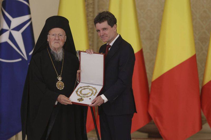 You are currently viewing Patriarhul Ecumenic, Bartolomeu I, decorat de preşedintele României cu Ordinul Național „Steaua României” în grad de Colan. Patriarhia Română, distinsă cu Ordinul „Meritul Cultural” în grad de Mare Ofițer