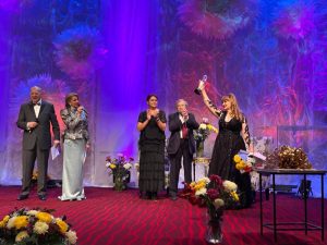 Read more about the article S-a tras cortina peste cea de-a 58-a ediție a Festivalului „Crizantema de Aur”, triumf al romanței, al emoției și al artei autentice