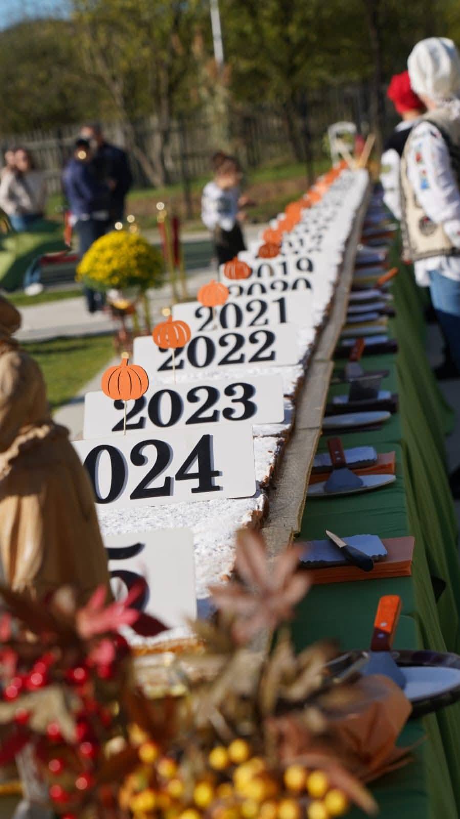 You are currently viewing Culoare, tradiție și o plăcintă record, la Festivalul Dovleacului de la Vulcana-Pandele