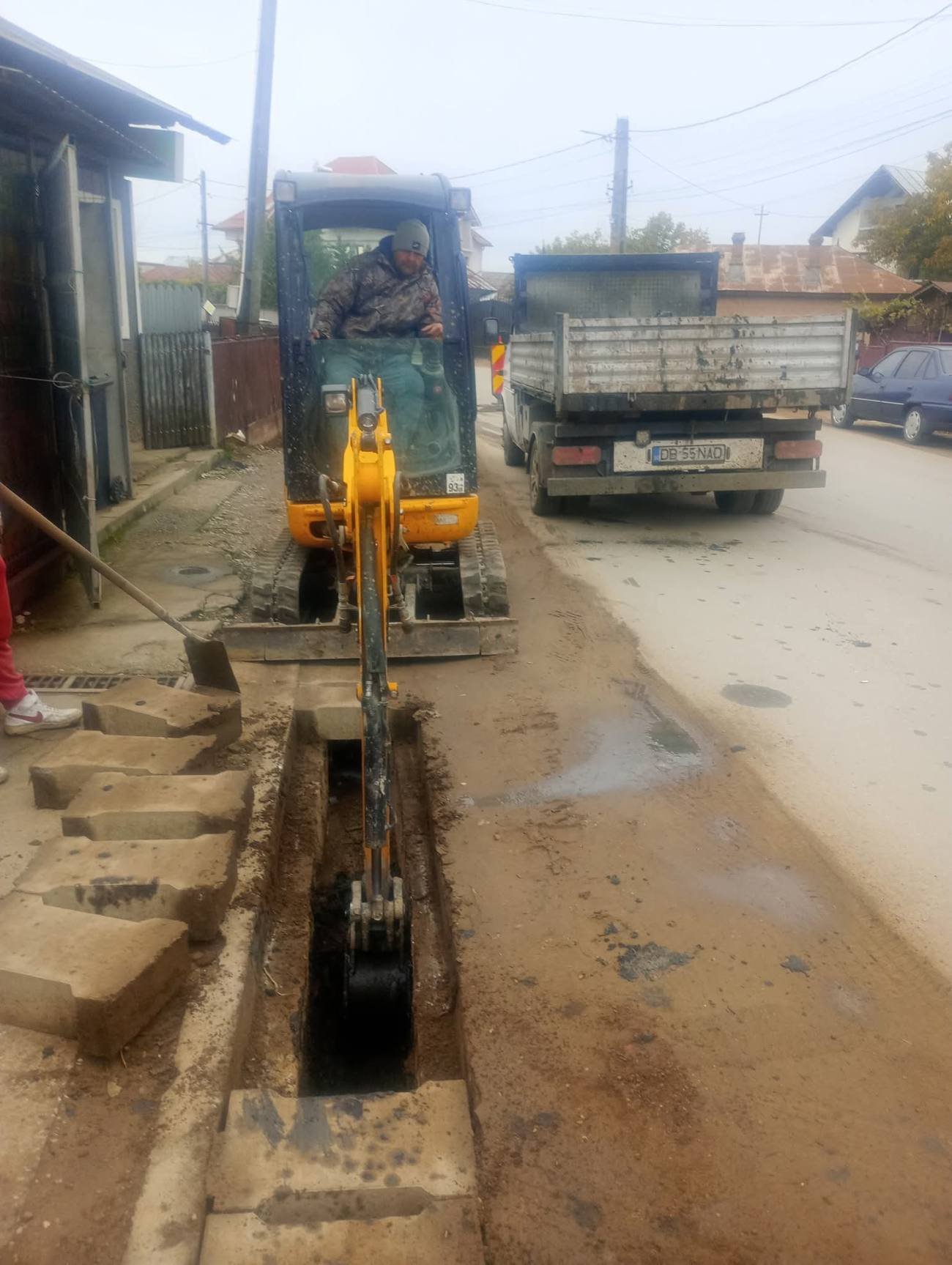 You are currently viewing Acțiune de curățare a rigolelor la Băleni; apel al primarului Florin Dumitru către localnici