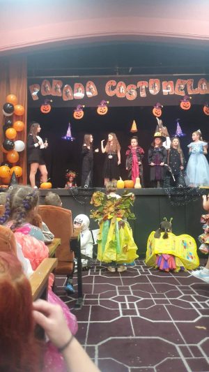 Read more about the article Parada costumelor de Halloween, spectacol de culoare și voie bună la Centrul Cultural Pucioasa