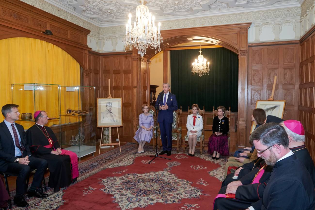 You are currently viewing Omagiu Regelui Ferdinand I și Reginei Maria, la Castelul Pelișor din Sinaia