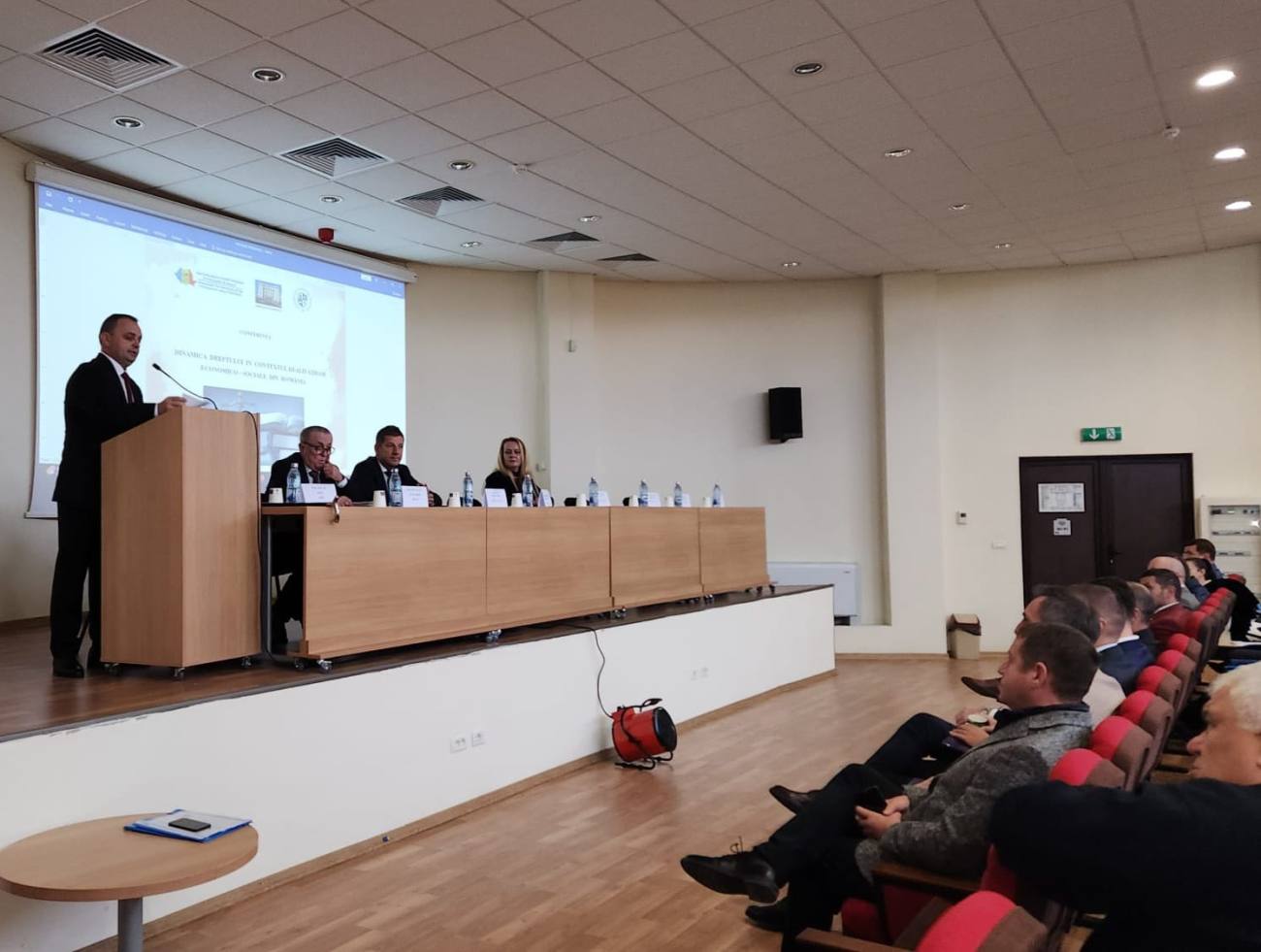 You are currently viewing „DINAMICA DREPTULUI ÎN CONTEXTUL REALITĂȚILOR ECONOMICO – SOCIALE DIN ROMÂNIA” – CONFERINȚĂ ORGANIZATĂ LA UNIVERSITATEA VALAHIA DIN TÂRGOVIȘTE