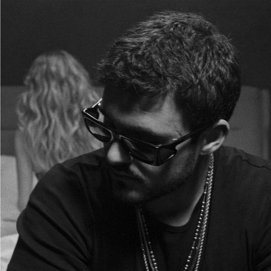 You are currently viewing Mario x Calinacho – „Zece” – când inima decide să rămână cu mintea ocupată