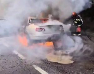 Read more about the article VIDEO: Un incendiu a mistuit o mașină într-o parcare din I. L. Caragiale!